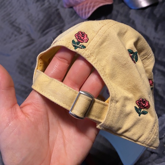 Yellow & Roses Baseball Hat 🌹 - Picture 3 of 4